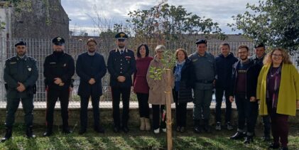 Greci: i piccoli alunni dell’Istituto “Don Milani” insieme ai Carabinieri, celebrano la “Giornata Nazionale degli Alberi”