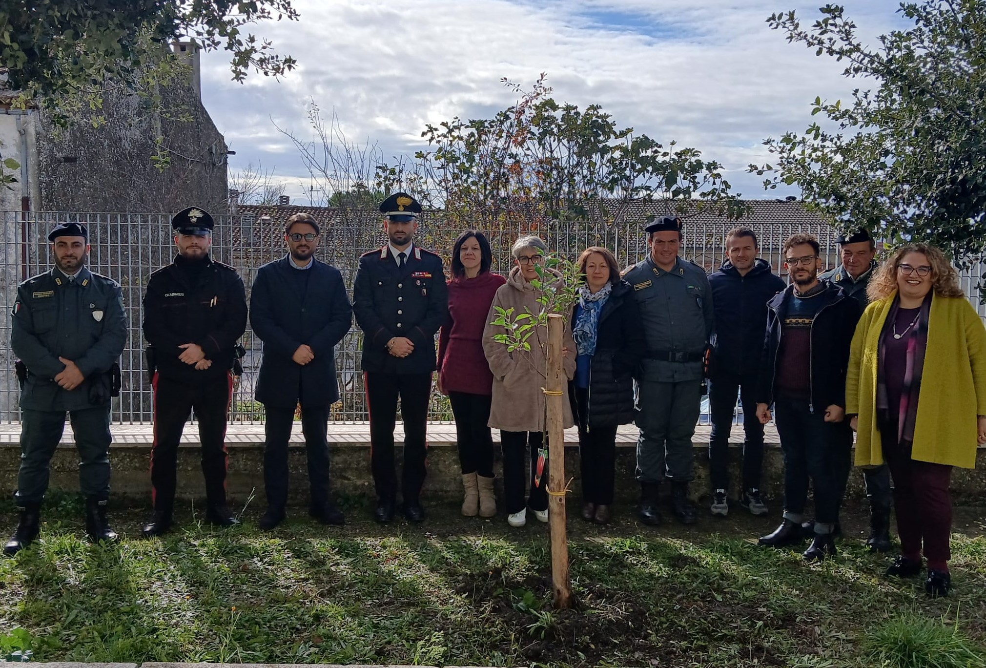 Greci: i piccoli alunni dell’Istituto “Don Milani” insieme ai Carabinieri, celebrano la “Giornata Nazionale degli Alberi”