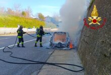 Incendio su A16 nei pressi di Avellino Ovest: veicolo distrutto, famiglia illesa