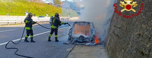 Incendio su A16 nei pressi di Avellino Ovest: veicolo distrutto, famiglia illesa