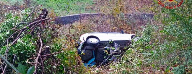 Incidente stradale a Pratola Serra: auto finisce in una scarpata, giovane trasportato in ospedale