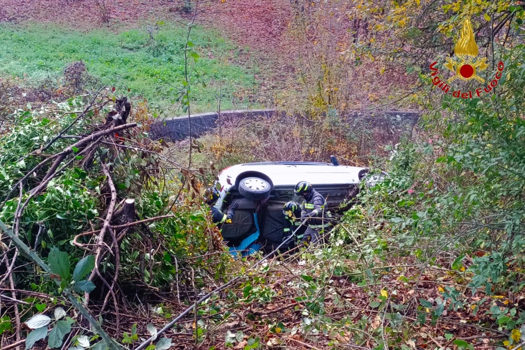 Incidente stradale a Pratola Serra: auto finisce in una scarpata, giovane trasportato in ospedale