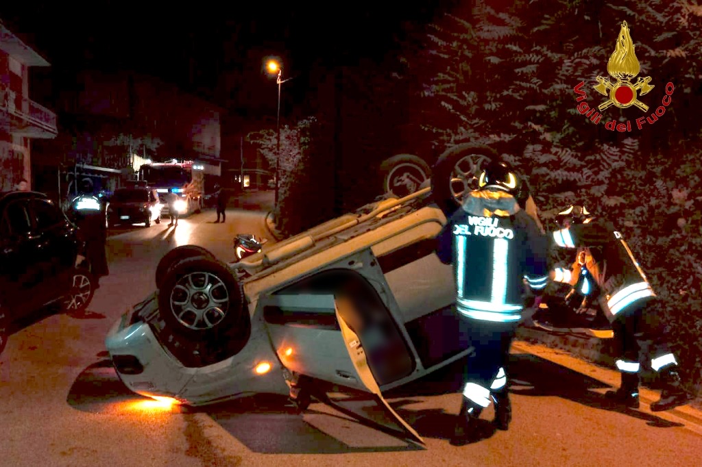 Incidente ad Atripalda: auto si ribalta, ferita una giovane di 27 anni