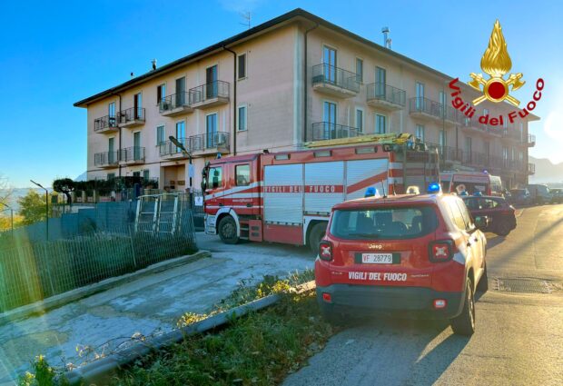 Esplosione in un’abitazione ad Avellino: 71enne trasportata in ospedale, intervento dei Vigili del Fuoco