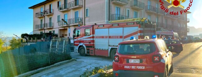 Esplosione in un’abitazione ad Avellino: 71enne trasportata in ospedale, intervento dei Vigili del Fuoco