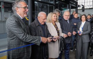 Avellino| Air Campania, De Luca inaugura la nuova sede e presenzia alla consegna dei bus elettrici. Acconcia: «Pronti ad affrontare le sfide future»