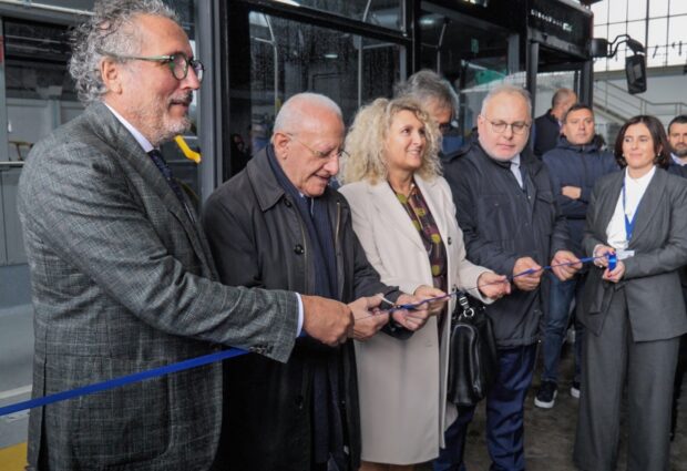 Avellino| Air Campania, De Luca inaugura la nuova sede e presenzia alla consegna dei bus elettrici. Acconcia: «Pronti ad affrontare le sfide future»