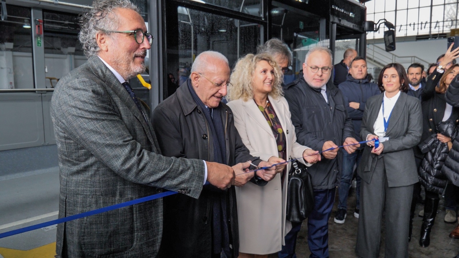 Avellino| Air Campania, De Luca inaugura la nuova sede e presenzia alla consegna dei bus elettrici. Acconcia: «Pronti ad affrontare le sfide future»