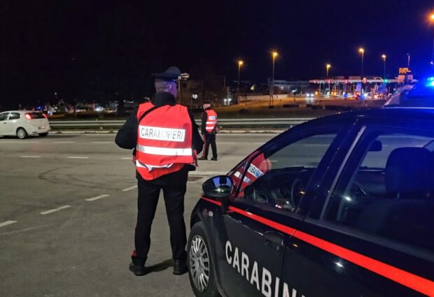 Grottaminarda| Presidio dei carabinieri ai varchi autostradali, Audi A6 abbatte le barriere del casello per evitare il controllo