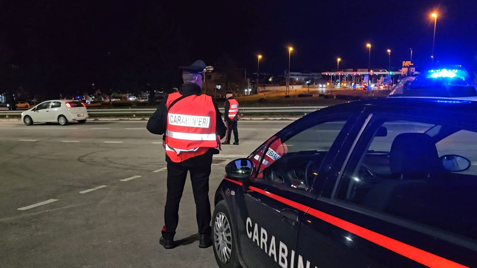 Grottaminarda| Presidio dei carabinieri ai varchi autostradali, Audi A6 abbatte le barriere del casello per evitare il controllo