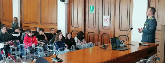 Educazione alla legalita’, la Finanza incontra gli studenti