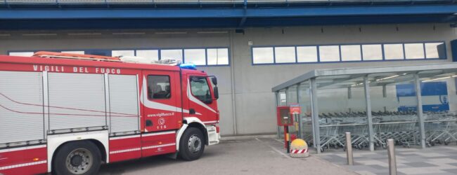 Fumo al centro commerciale “I Sanniti” per un principio di incendio. Intervento dei Vigili del Fuoco