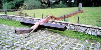 Solopaca, forti raffiche di vento spezzano croce di legno