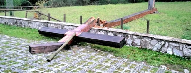 Solopaca, forti raffiche di vento spezzano croce di legno