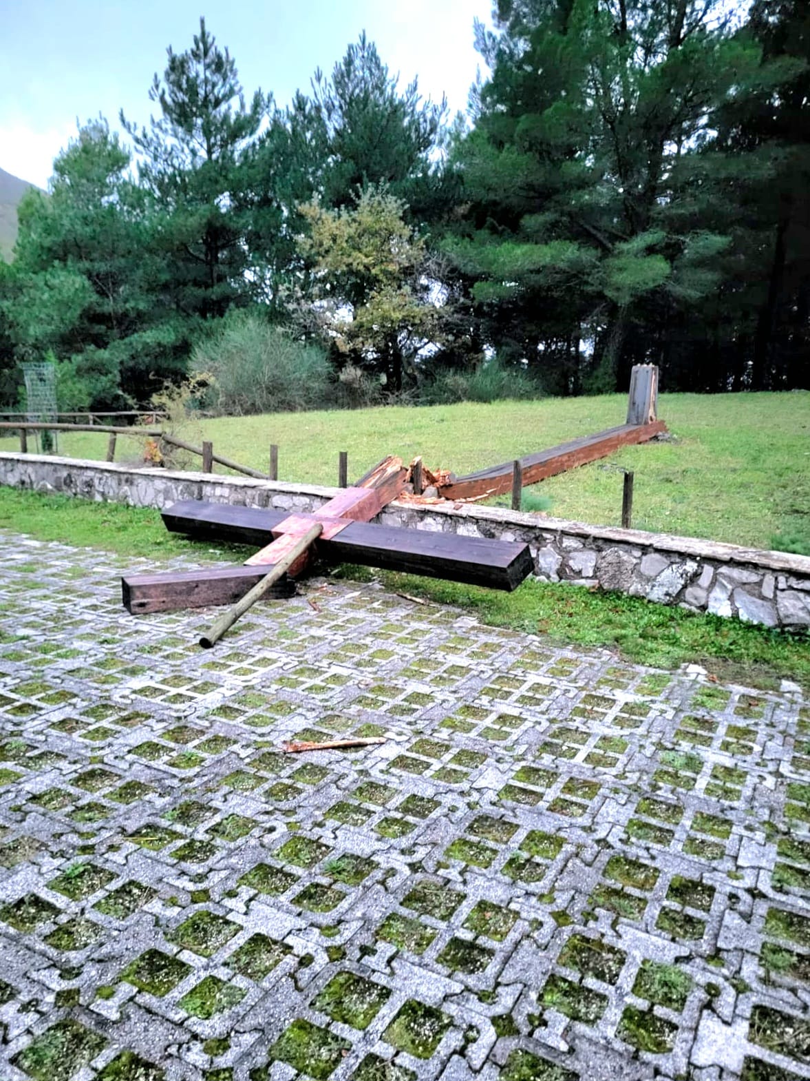 Solopaca, forti raffiche di vento spezzano croce di legno