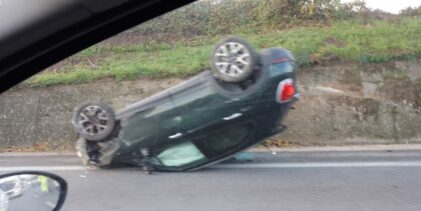 Incidente sul raccordo autostradale Na-Ba: auto si capovolge, traffico in tilt