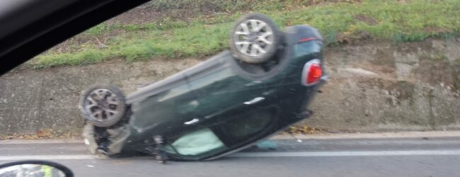 Incidente sul raccordo autostradale Na-Ba: auto si capovolge, traffico in tilt