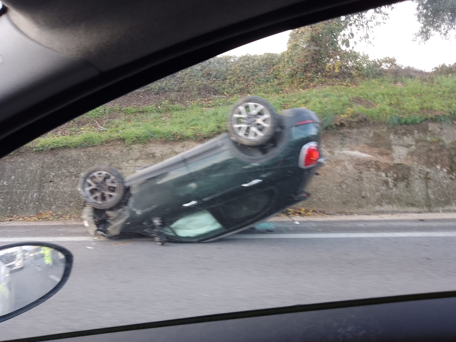 Incidente sul raccordo autostradale Na-Ba: auto si capovolge, traffico in tilt