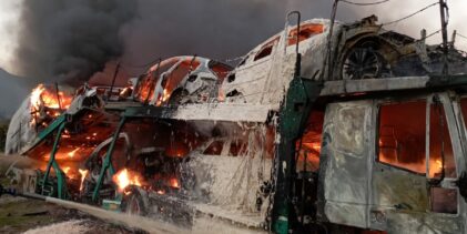 In fiamme camion-bisarca,al lavoro i Vigili del fuoco