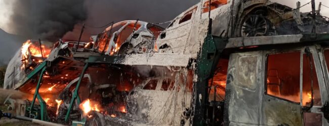 In fiamme camion-bisarca,al lavoro i Vigili del fuoco