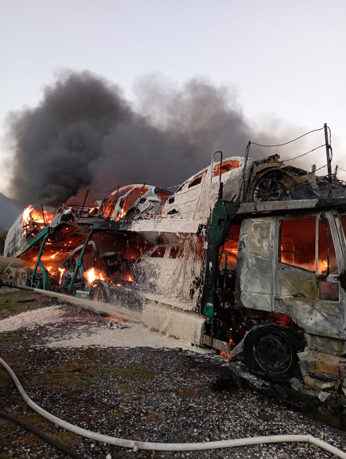 In fiamme camion-bisarca,al lavoro i Vigili del fuoco