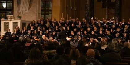 Il M° Rosiello dirige un coro di oltre cento coristi nel Duomo di Benevento