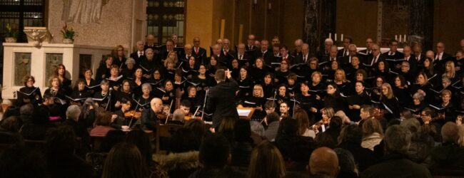 Il M° Rosiello dirige un coro di oltre cento coristi nel Duomo di Benevento