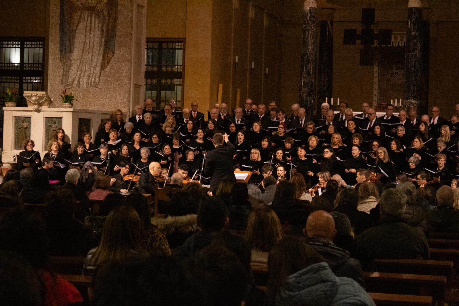 Il M° Rosiello dirige un coro di oltre cento coristi nel Duomo di Benevento