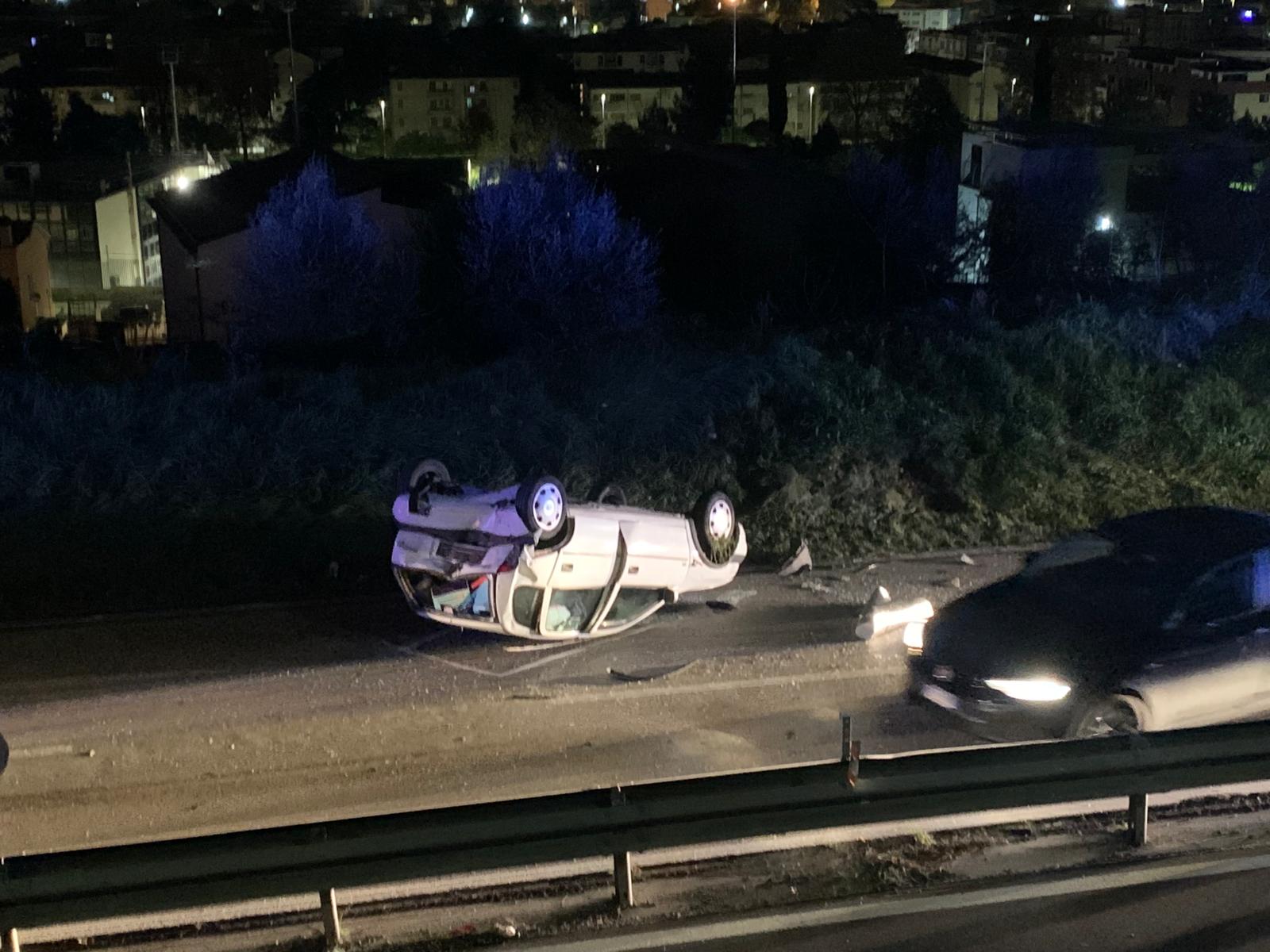 Auto si ribalta sulla Tangenziale est di Benevento