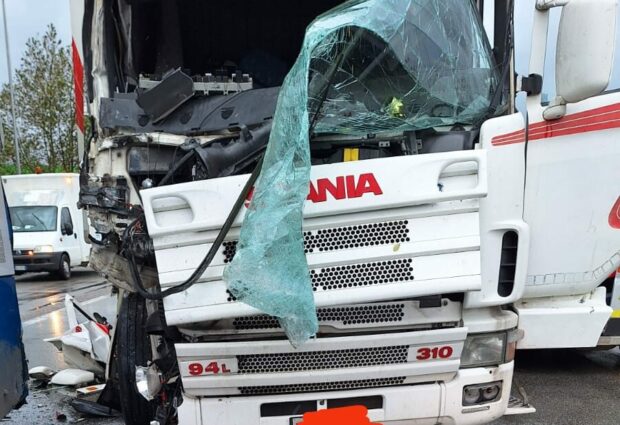 Incidente sulla Telesina, si scontrano autobus e Tir