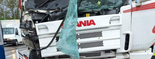 Incidente sulla Telesina, si scontrano autobus e Tir