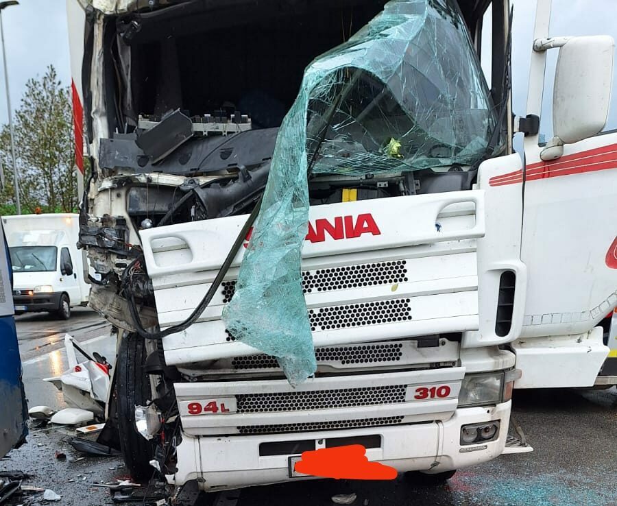 Incidente sulla Telesina, si scontrano autobus e Tir