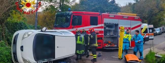 Incidente ad Avellino: auto si ribalta, ferito un 23enne