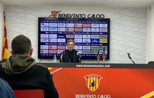 Benevento, Auteri: “Abbiamo dimostrato qualità, i campionati si vincono nei particolari. Siamo destinati a crescere”