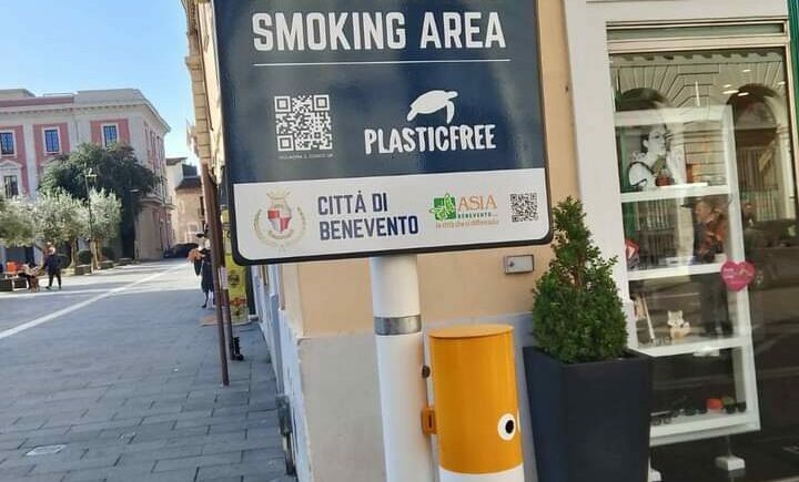 Aree smoking a Benevento, con le “ciccalose” basta mozziconi a terra