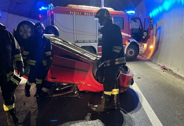 Incidente stradale sulla Fondo Valle Isclero, auto si ribalta in galleria: ferita una donna