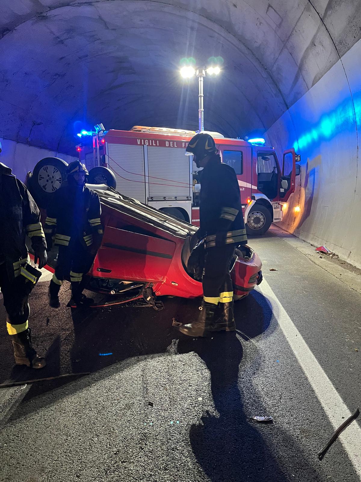 Incidente stradale sulla Fondo Valle Isclero, auto si ribalta in galleria: ferita una donna