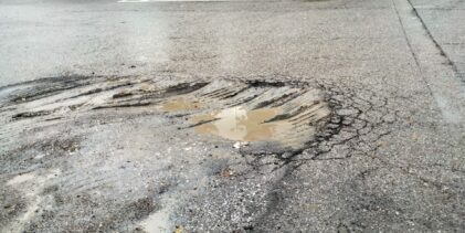 Quel fosso riparato male, bus che ondeggiano a Largo Catapano