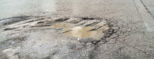 Quel fosso riparato male, bus che ondeggiano a Largo Catapano