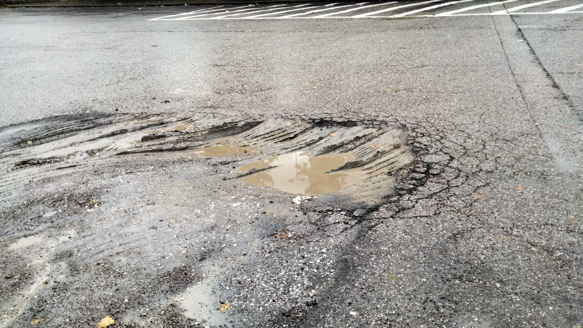 Quel fosso riparato male, bus che ondeggiano a Largo Catapano