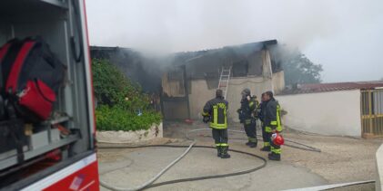 Sant’ Agata De’ Goti, a fuoco un capannone