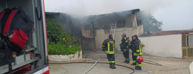 Sant’ Agata De’ Goti, a fuoco un capannone