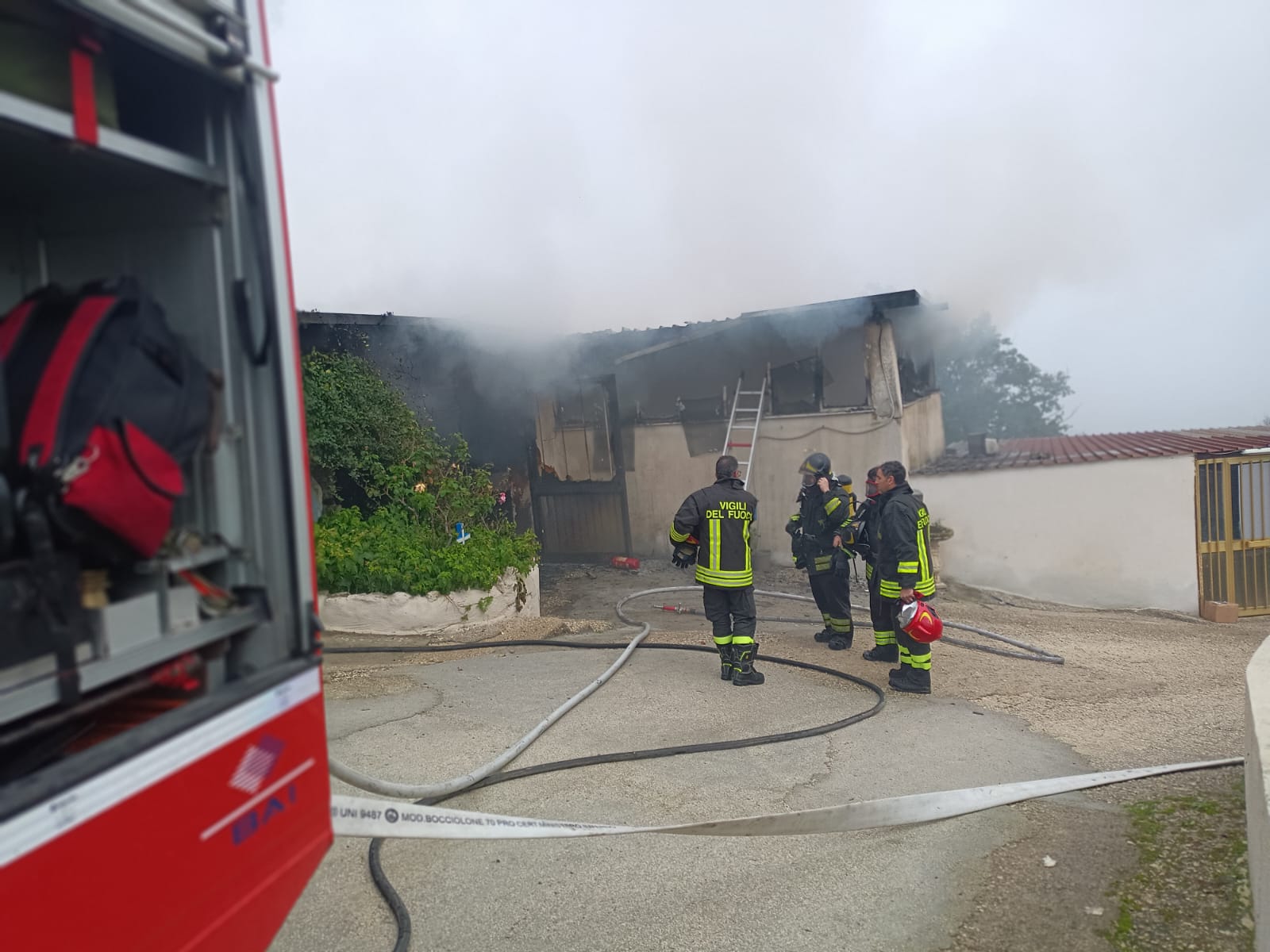 Sant’ Agata De’ Goti, a fuoco un capannone