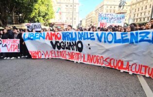 Napoli, migliaia di giovani in piazza per dire no alla violenza: “basta ragazzi uccisi”