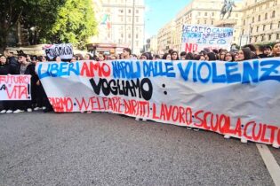 Napoli, migliaia di giovani in piazza per dire no alla violenza: “basta ragazzi uccisi”