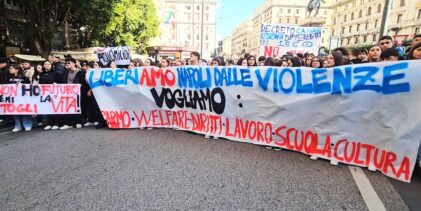 Napoli, migliaia di giovani in piazza per dire no alla violenza: “basta ragazzi uccisi”