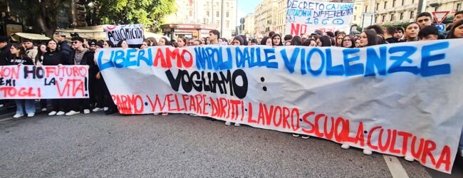 Napoli, migliaia di giovani in piazza per dire no alla violenza: “basta ragazzi uccisi”