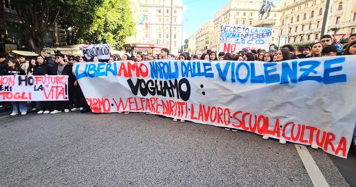 Napoli, migliaia di giovani in piazza per dire no alla violenza: “basta ragazzi uccisi”