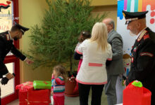 A Solofra i Carabinieri addobbano l’albero di Natale insieme ai bambini dell’asilo nido