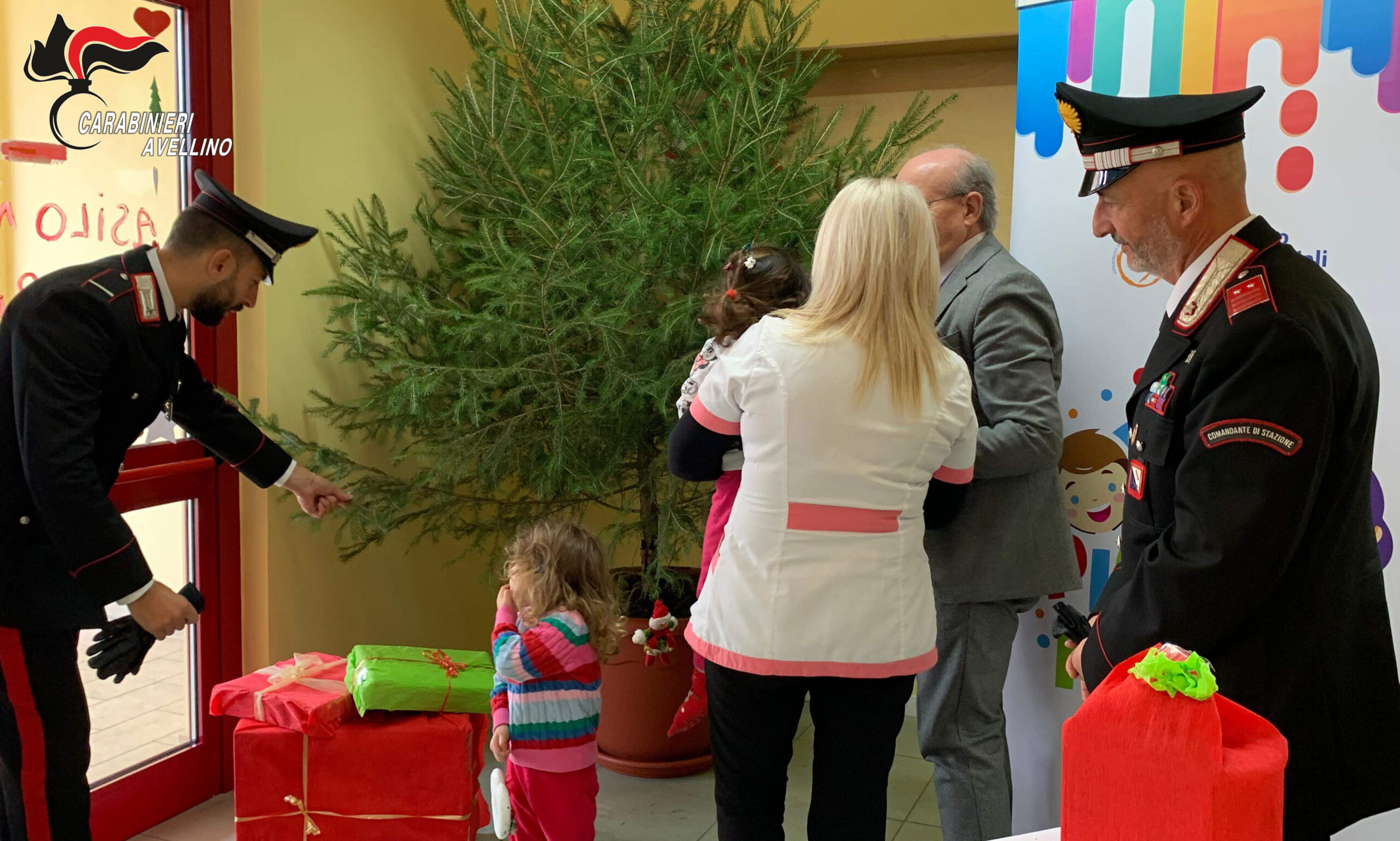 A Solofra i Carabinieri addobbano l’albero di Natale insieme ai bambini dell’asilo nido